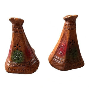 Vintage  Wood‎ Resin Teepee Wigwam Salt and Pepper Shaker MPI 1947.